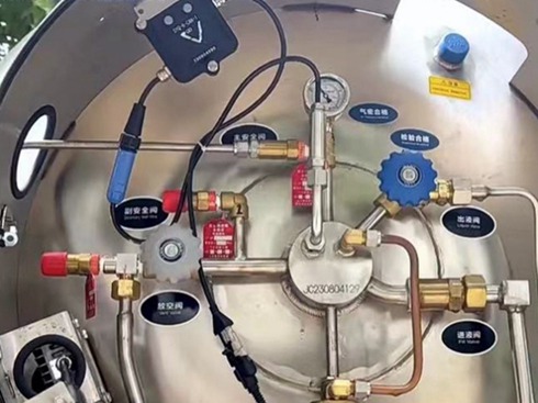 �úڰ���һ�����LNG܇��ƿʹ��ָ��